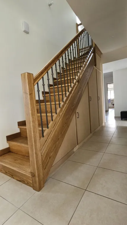 escalier et garde corps avec placards intégrés.