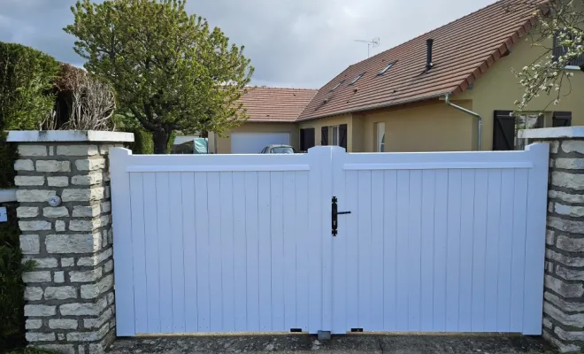 Fabrication et pose d'un portail sur mesure à Pacy-sur-Eure., Vernon, Houelle Menuiserie